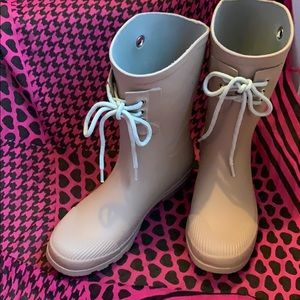 Tan rain boots size 9, Brand new